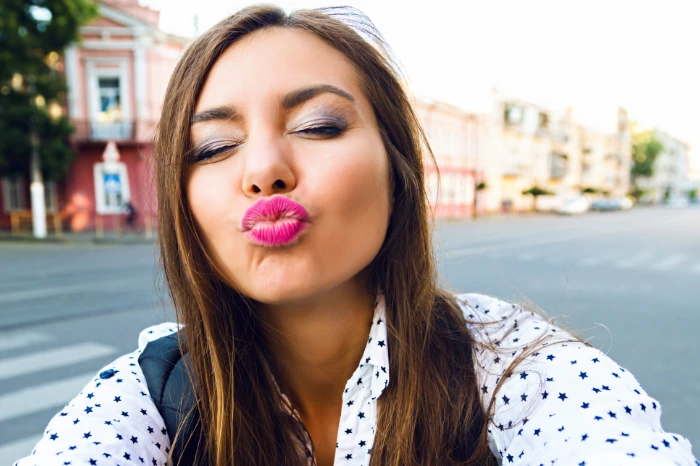 A woman in a chat takes a selfie